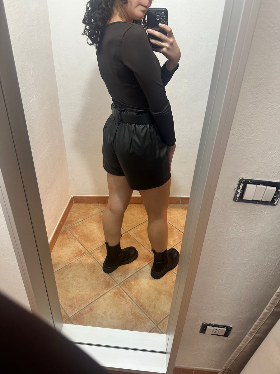 Short ecopelle con cinturone