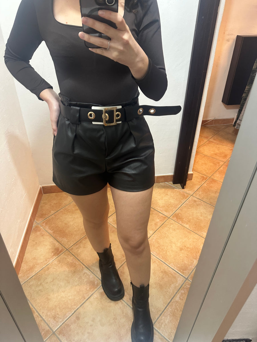 Short ecopelle con cinturone