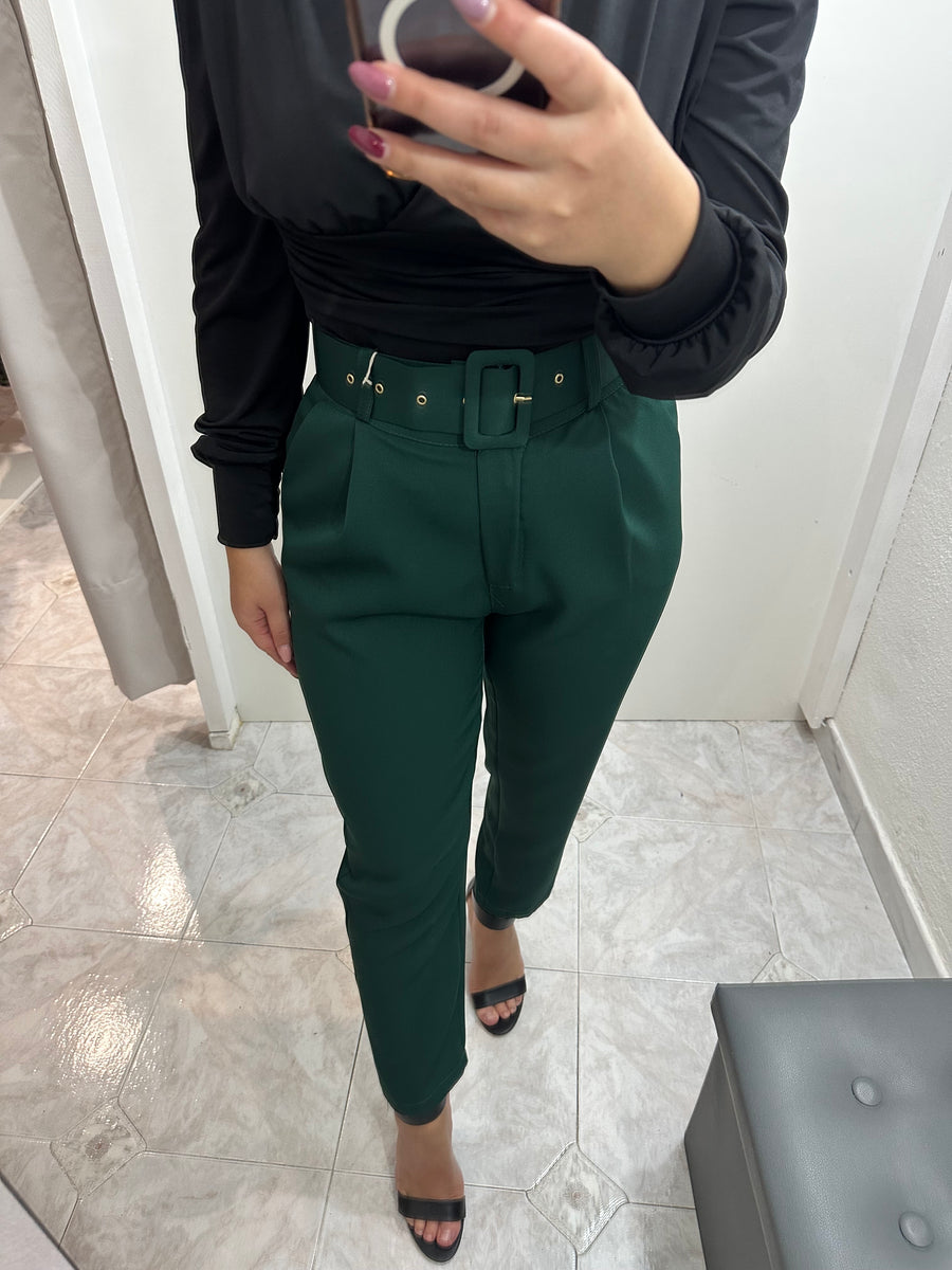 Pantaloni con il cinturone verde bottiglia