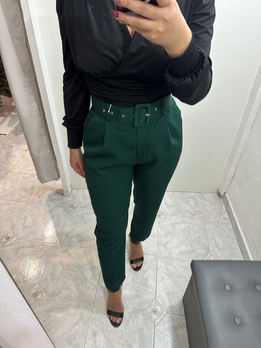 Pantaloni con il cinturone verde bottiglia