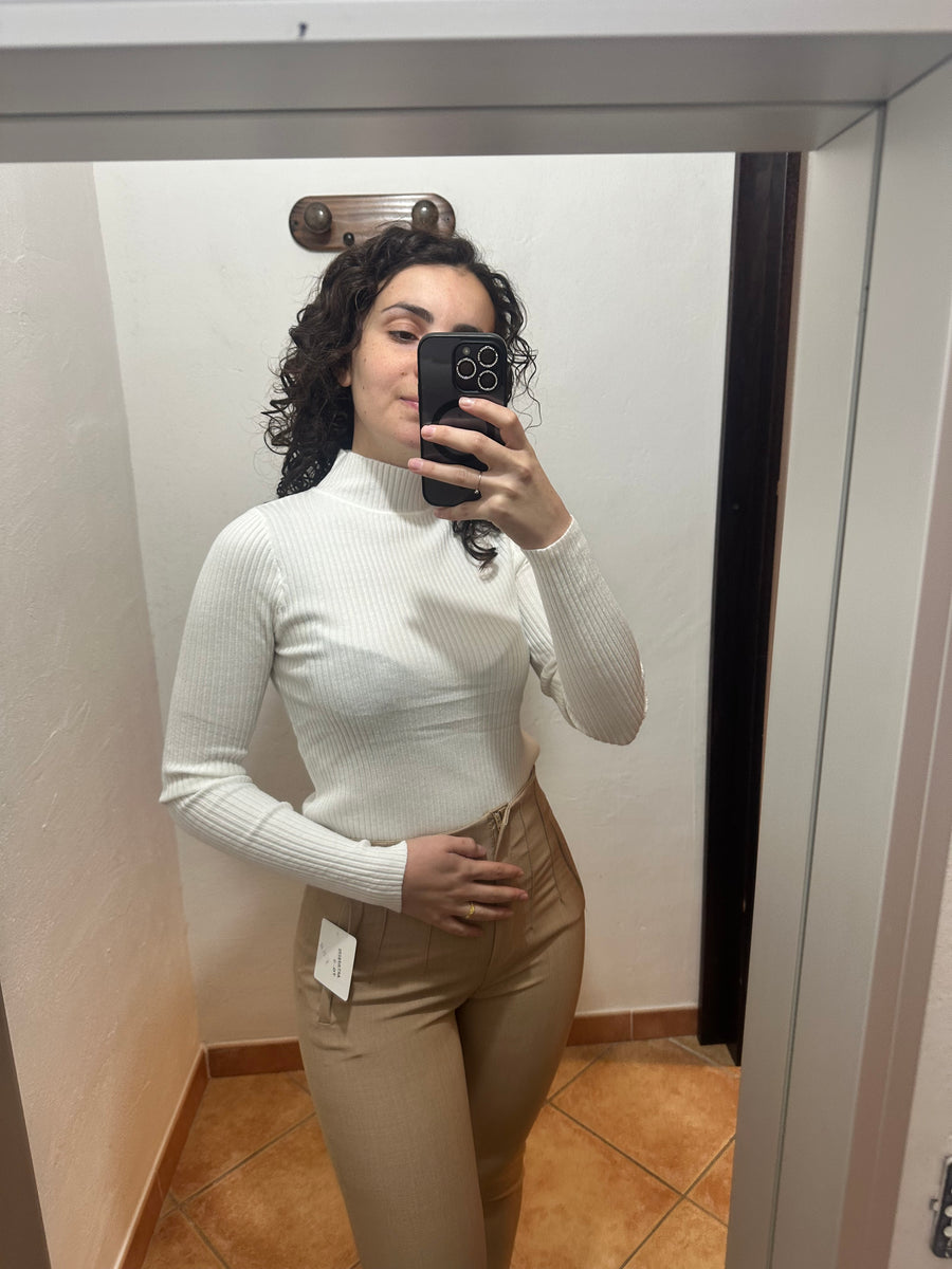 Maglioncino costine collo medio