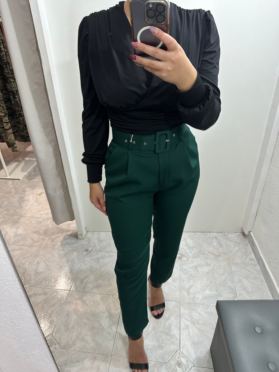 Pantaloni con il cinturone verde bottiglia