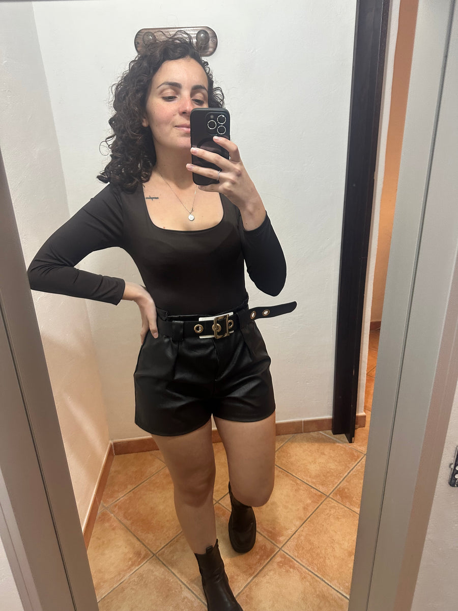 Short ecopelle con cinturone