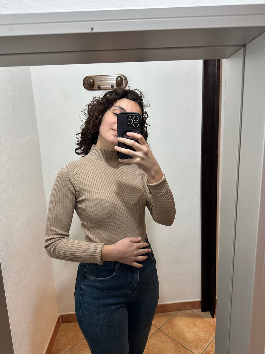 Maglioncino costine collo medio